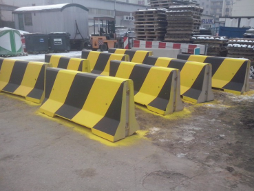 Concrete barrier B20/25 - painted yellow / black